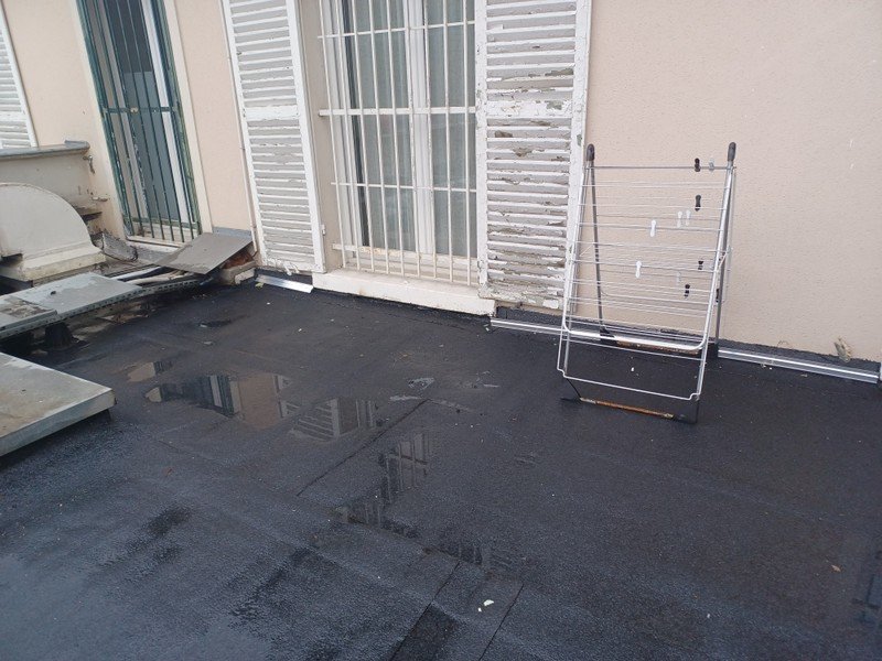 Toiture terrasse au-dessus de la cuisine d'un restaurant