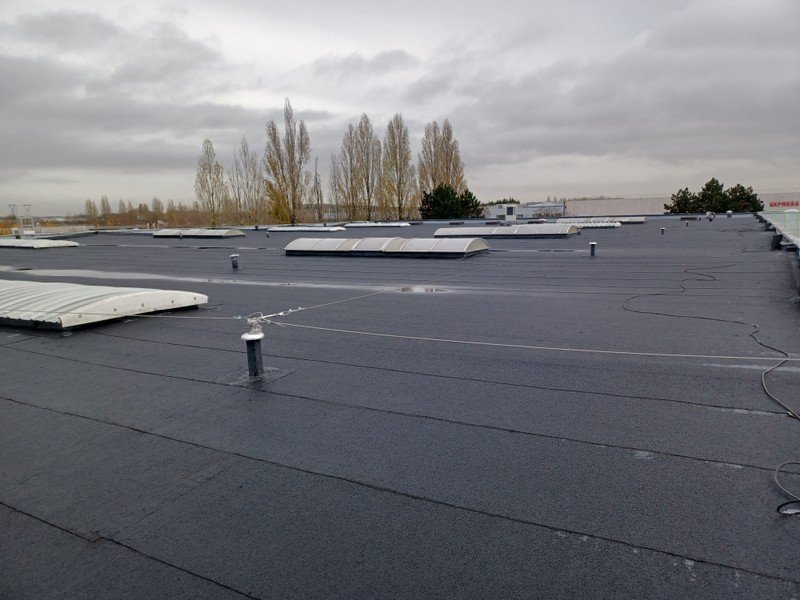Toiture terrasse d'un bâtiment d'activité après réfection de l'étanchéité