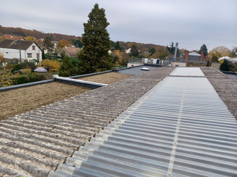 Toiture de bâtiment industriel et ses éclairages zénithaux