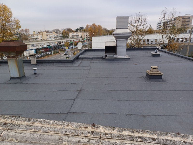 Grande toiture terrasse en membrane bitumineuse avec sorties techniques