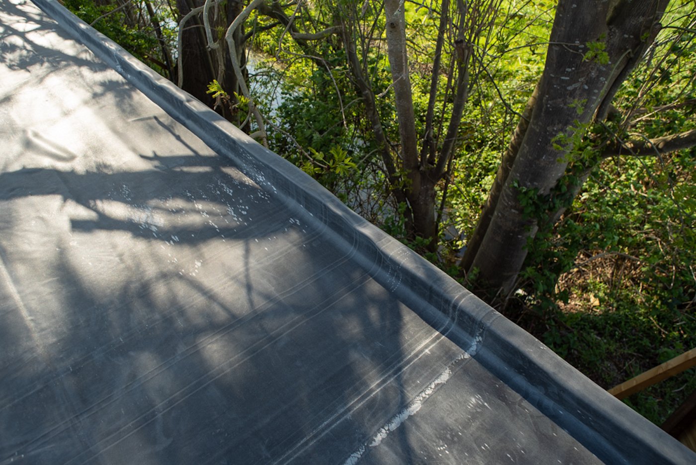 Toiture terrasse revêtue d'une membrane EPDM et son relevé en rive