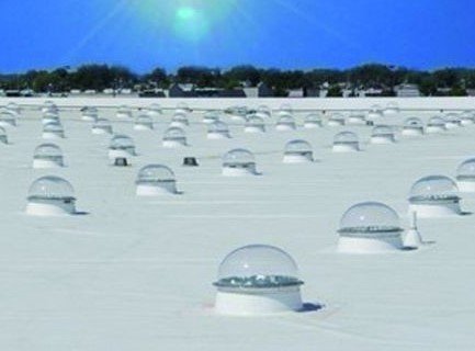 Toiture terrasse blanche équipée d'une membrane réfléchissante