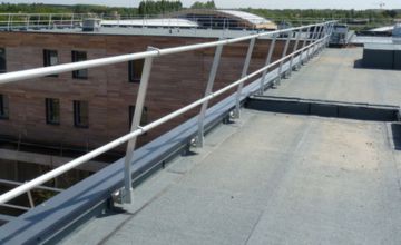 Garde-corps installé en bordure de toiture terrasse