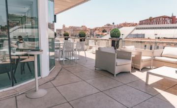 Terrasse accessible aménagée avec dalles et salon de jardin